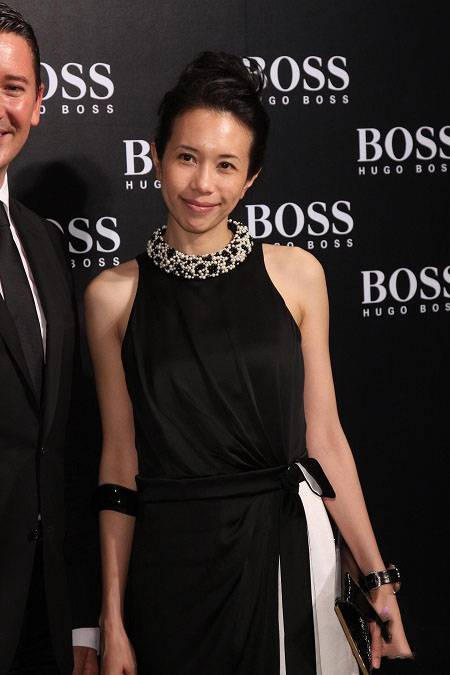 女星莫文蔚黑裙出席活动撩人心扉组图