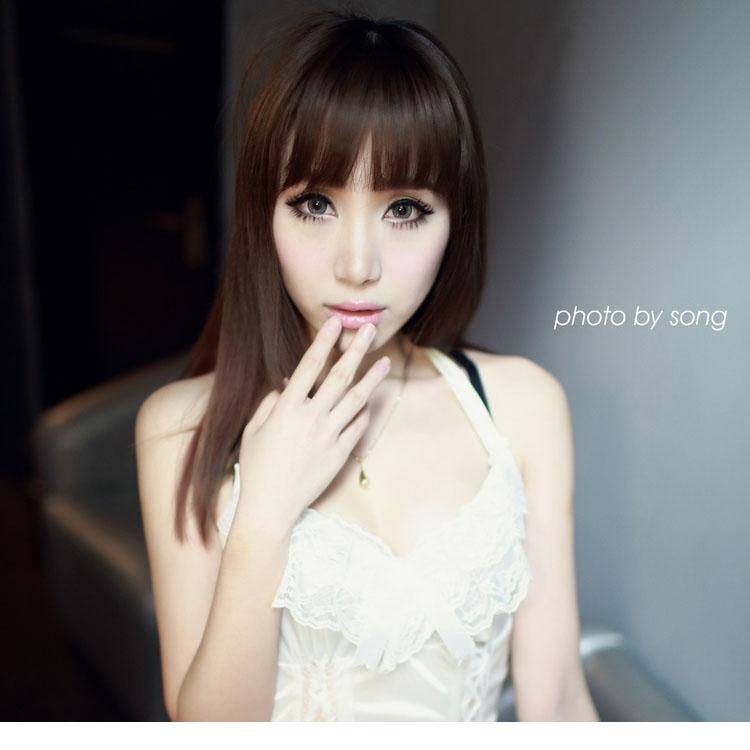 美女白色吊带激情撩人床照