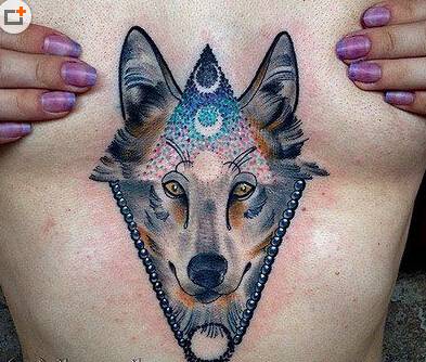 胸部的狼纹身图片欣赏