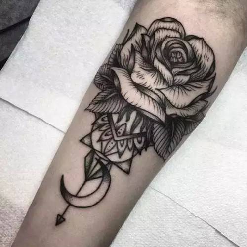 手臂黑白玫瑰花大图纹身精选