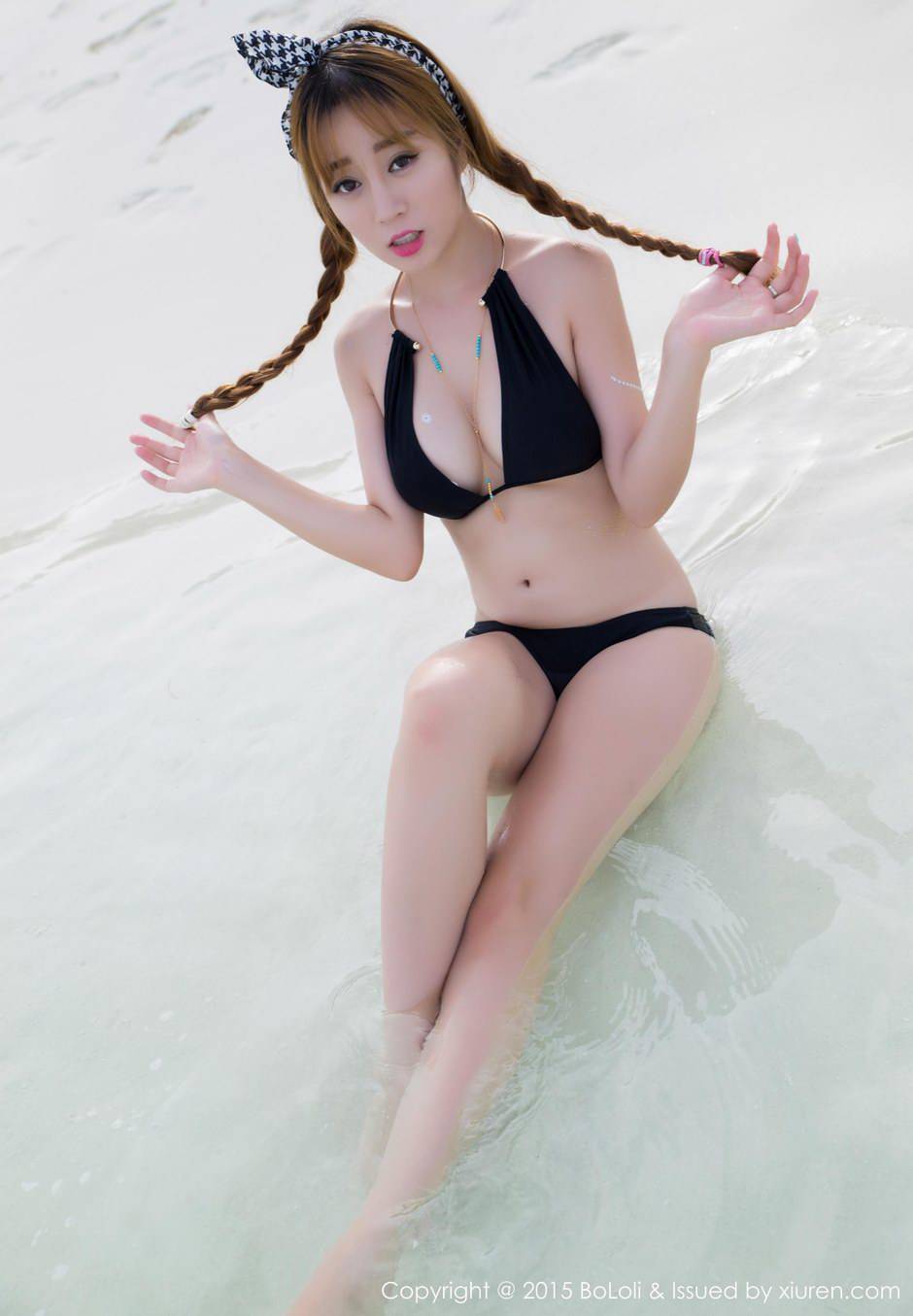 波萝社美眉王语纯夏日海岛性感比基尼秀