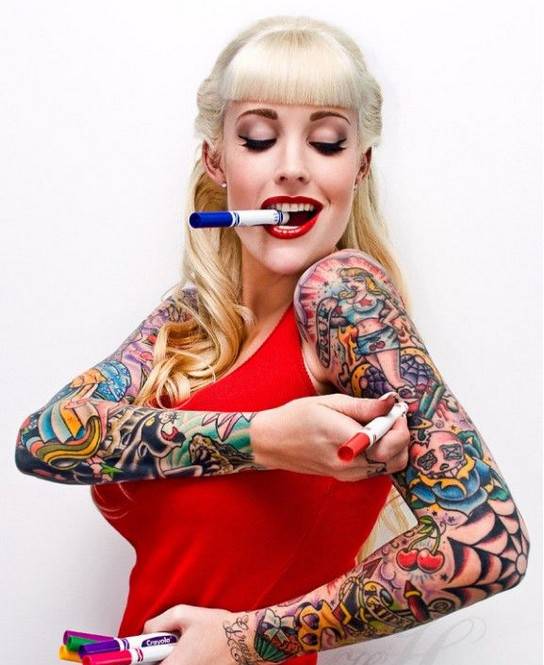 外国美女时尚大气彩色纹身图片