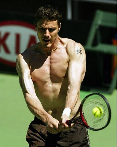 著名网球明星萨芬手臂猴字纹身