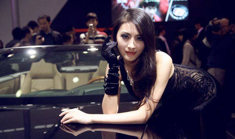 美女车模黑丝衣裙车展秀身姿