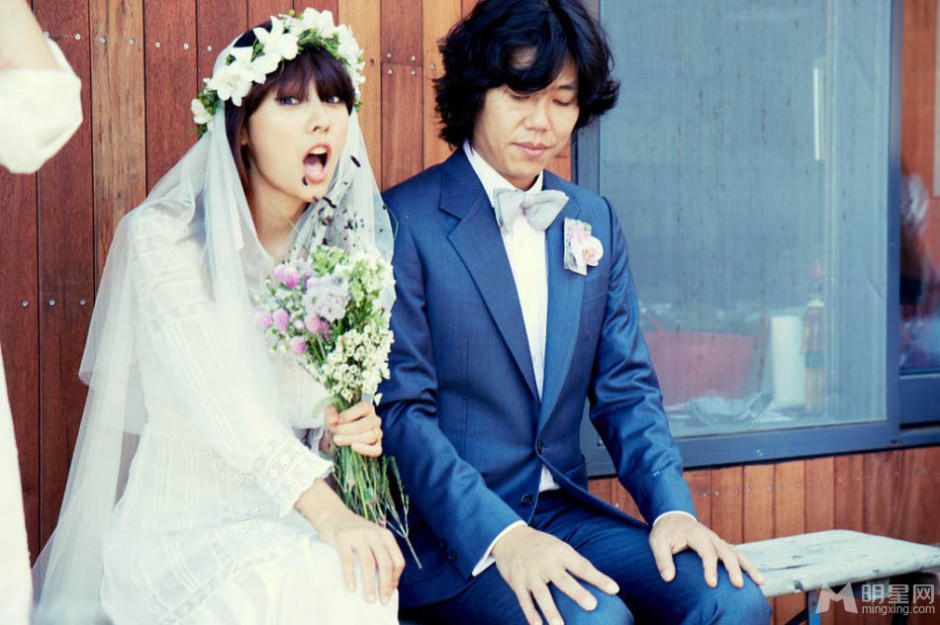 李孝利与李尚顺拍摄搞怪卖萌个性婚纱写真