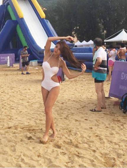 陈冠希前女友黄榕穿泳衣沙滩做瑜伽(4)