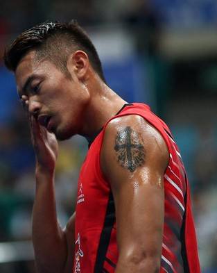 中国男明星林丹手臂十字架纹身
