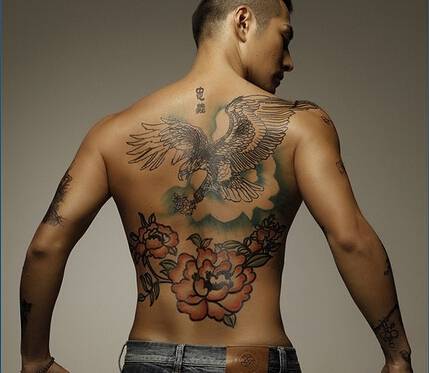 性感型男时尚彩绘纹身刺青