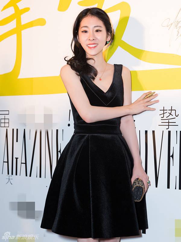 张碧晨出席公益活动 身穿涂鸦艺术长裙甜美献声