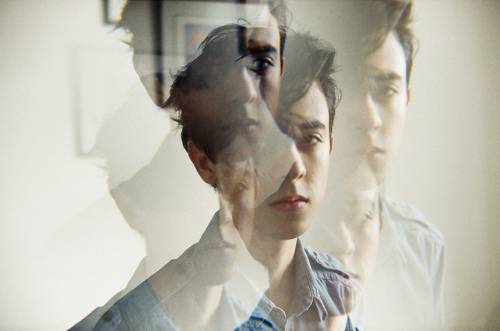 空间帅气男生侧颜背景大图