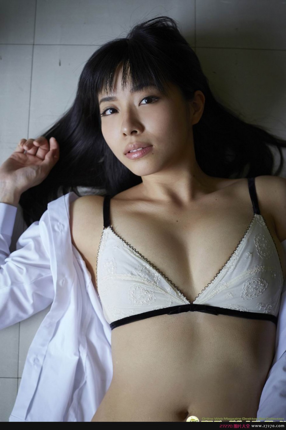 内野未来学生制服性感迷人