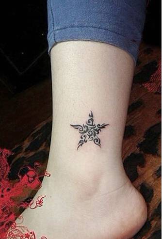 脚踝小巧简约的星星纹身图片