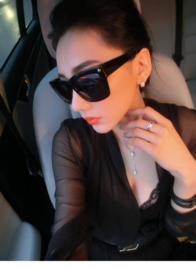 性感车模金美辛烈焰红唇迷人照