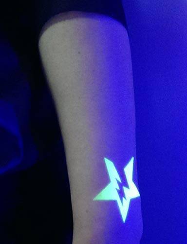 隐形荧光手臂星星纹身图片
