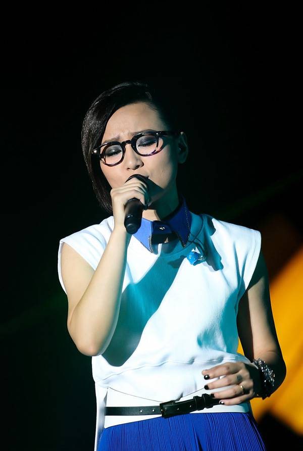 女歌手周笔畅蓝白时尚搭配靓丽组图