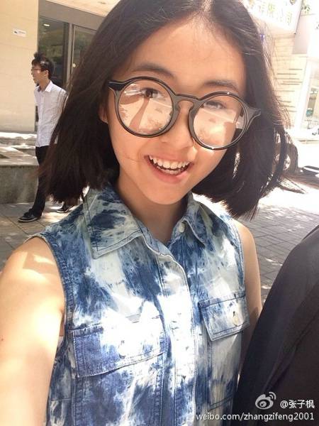 中国小童星张子枫微博晒可爱自拍照