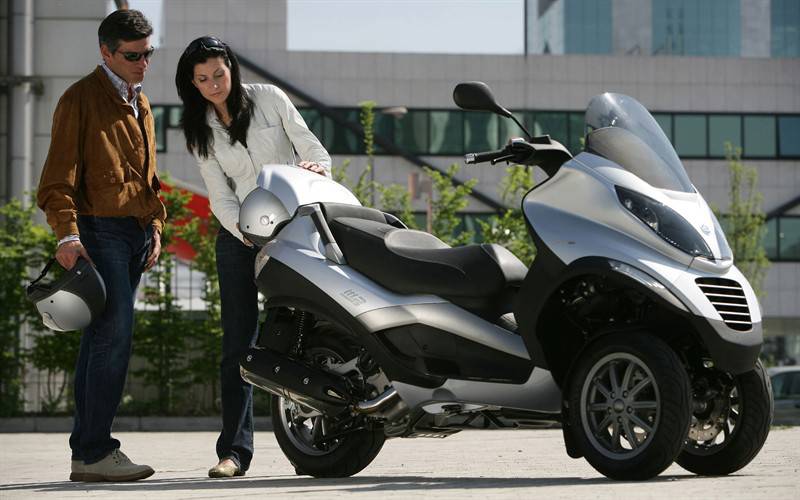 情侣与摩托精美壁纸