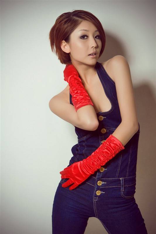 美女模特冯京京牛仔连体裤尽显休闲时尚