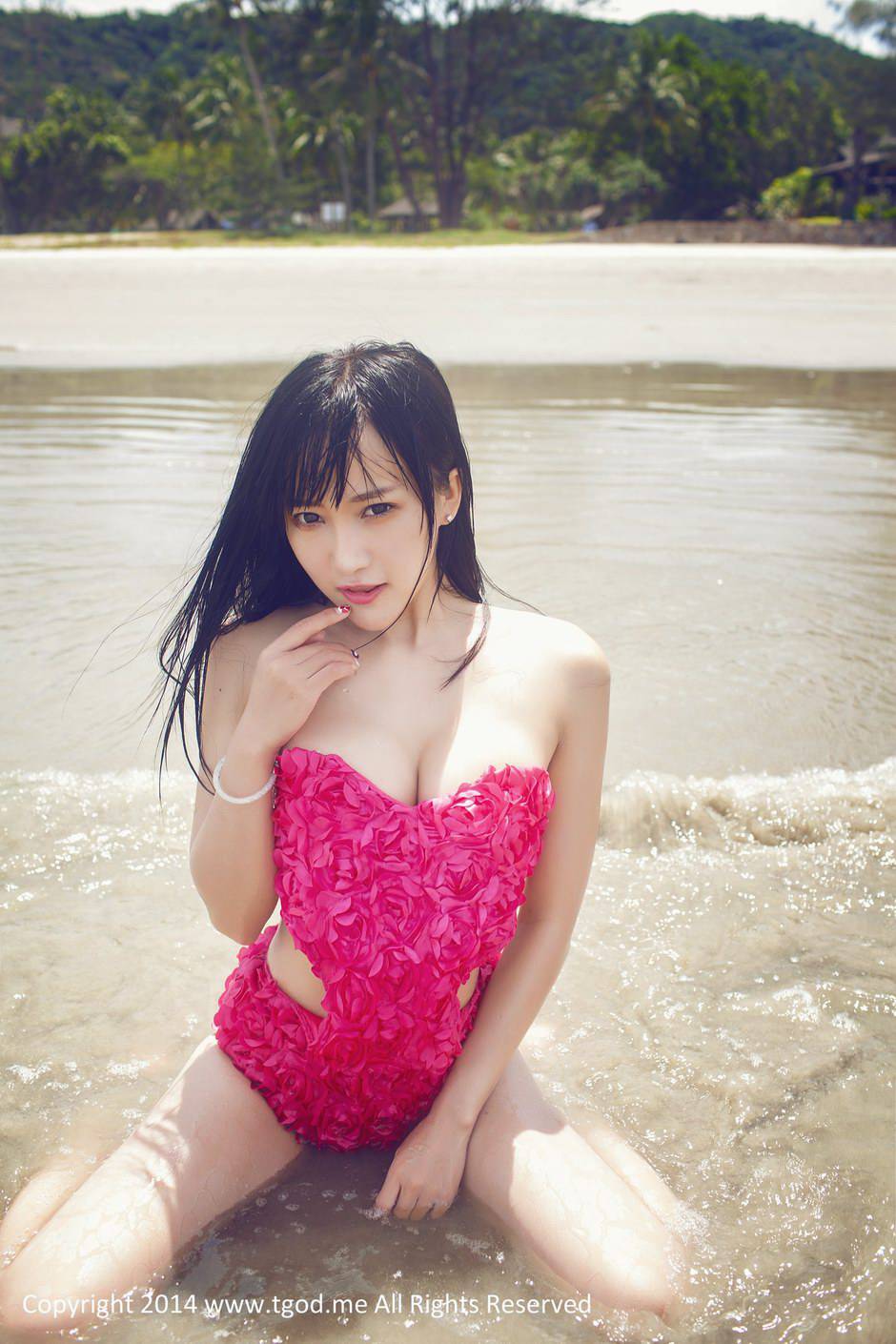 比基尼泳衣女郎杨上萱海边写真