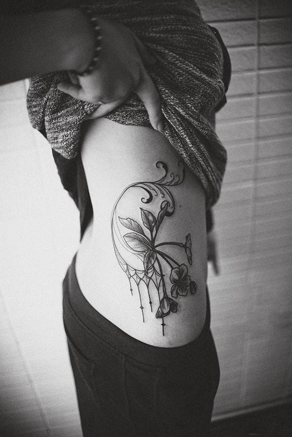 女生纤腰上的鲜花与英文纹身图案