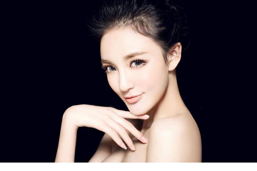 中国女明星刘雨欣白皙肌肤高清写真