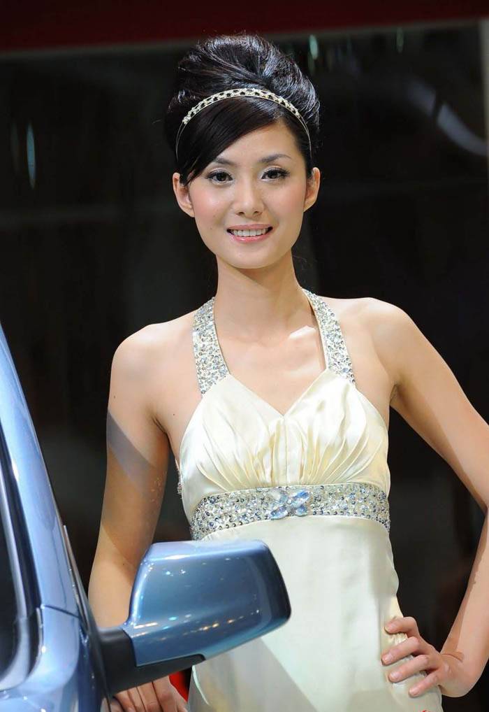车展上的性感美模妩媚动人照