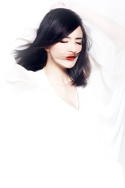 中国女演员刘雨欣白衣红唇诱人写真照