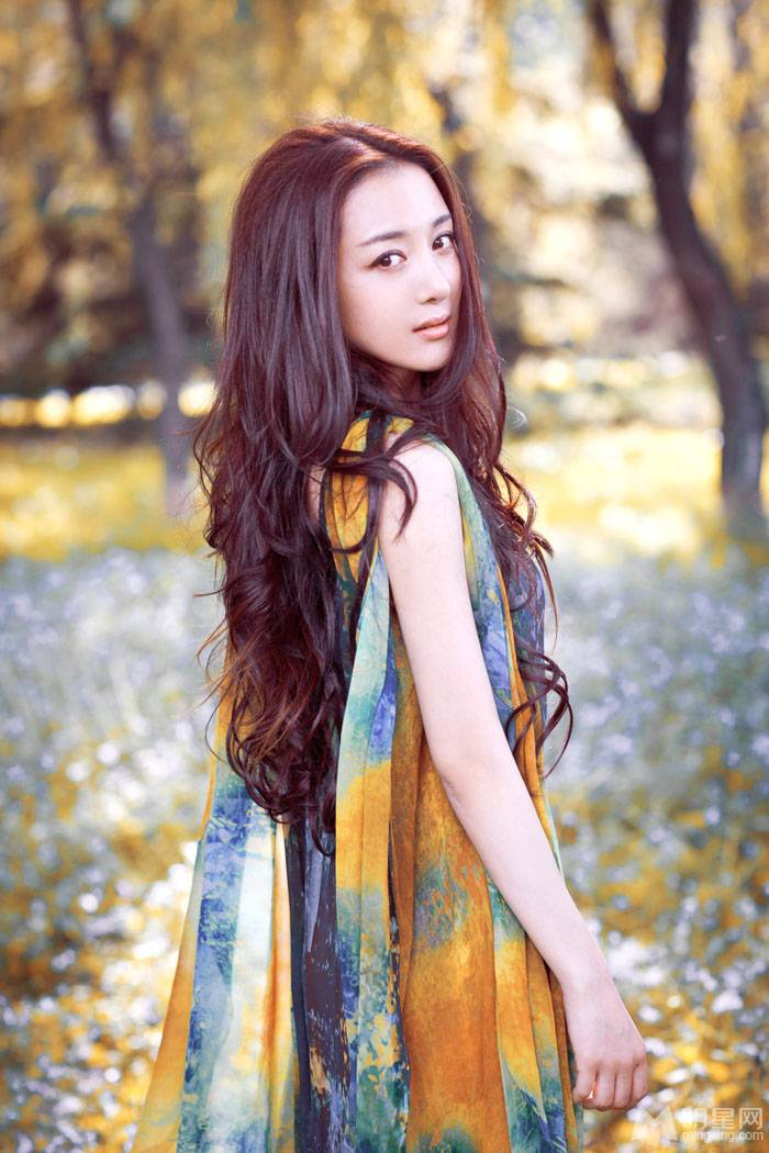 中国甜美女星李依晓春天户外温暖写真