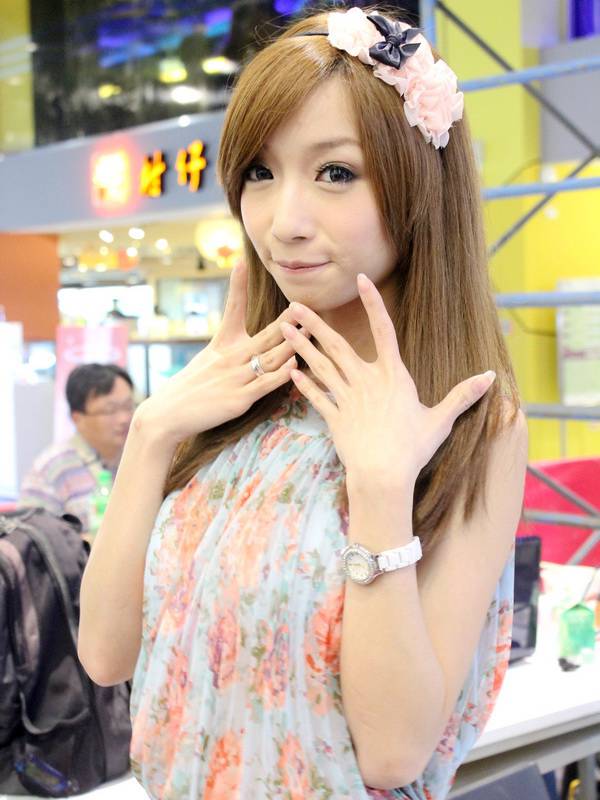 中印混血美女芳小如气质迷人