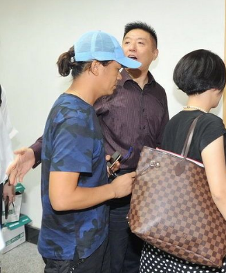 王宝强法院起诉离婚 疑财产被前妻马蓉控制