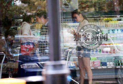 叶一茜穿平底鞋与友人逛超市穿衣宽松车内吃煎饼(2)