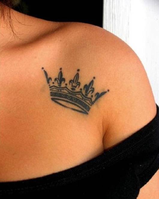 女生肩部皇冠纹身图案精致唯美
