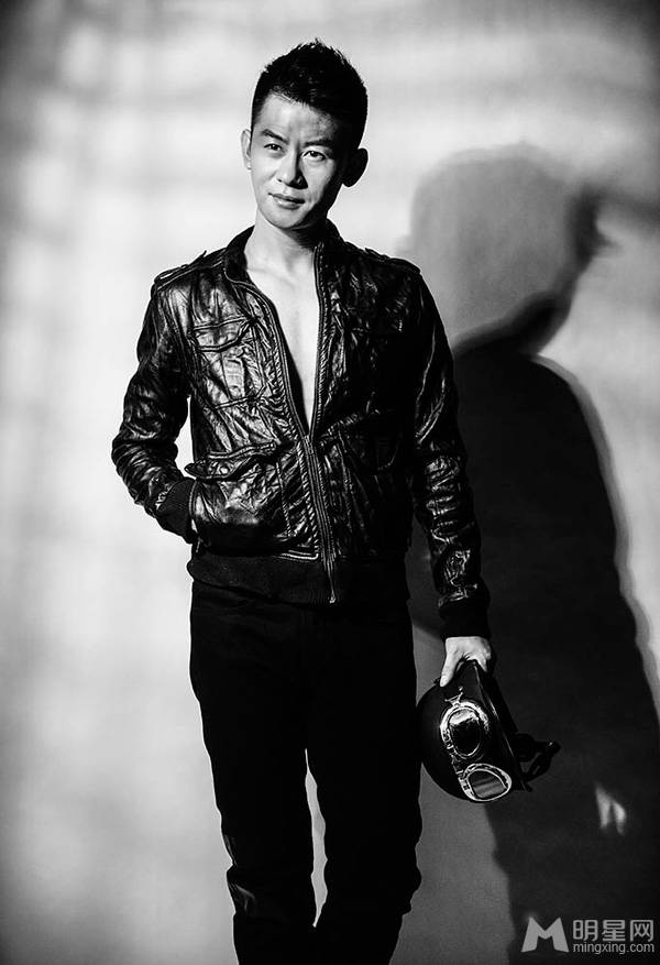 青年演员李健帅气黑白机车服时尚写真