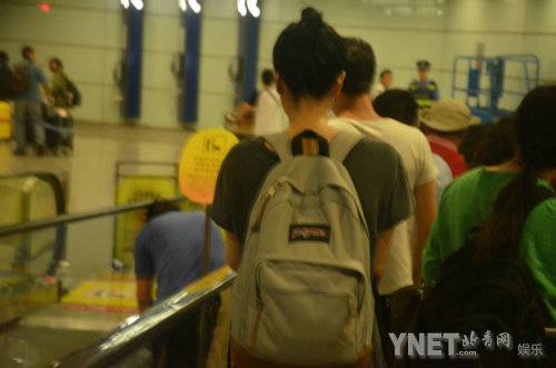 王菲双肩包低调现身北京机场 好友帮避镜头天后忙闪人(3)