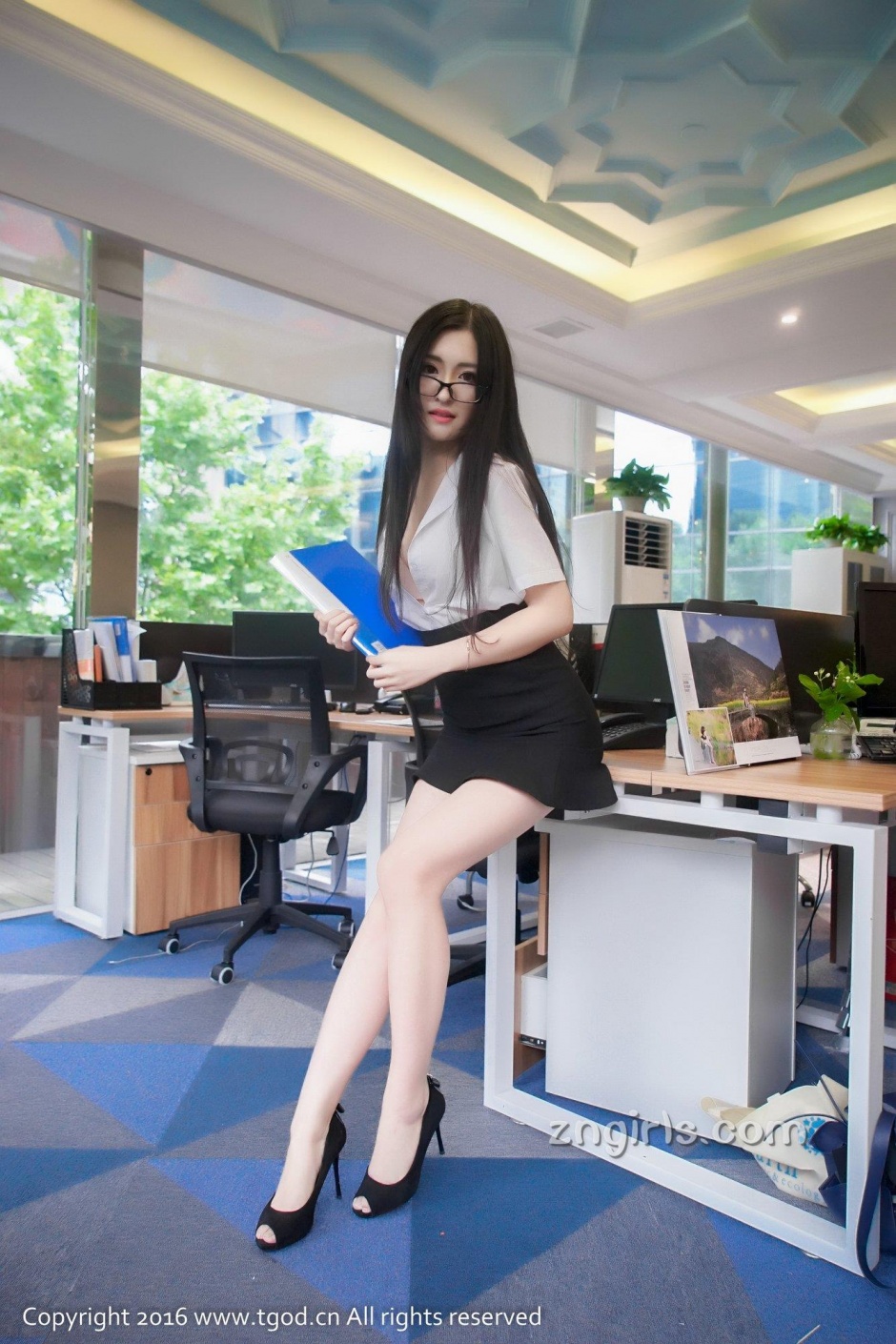 沈梦瑶变身性感老师诱惑福利新照