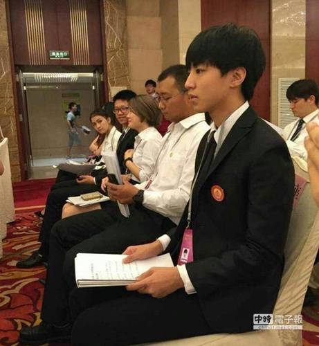 TFBOYS王俊凯人民大会堂参加学联大会 表情严肃