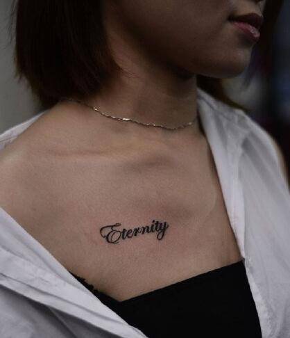 性感女生锁骨纹身英文字母图片