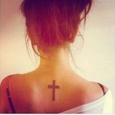 美女颈部的十字架纹身唯美图片