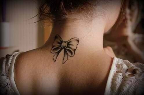 美女颈部蝴蝶结纹身图案清新可爱