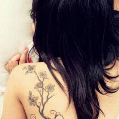 女生唯美肩背花卉性感纹身