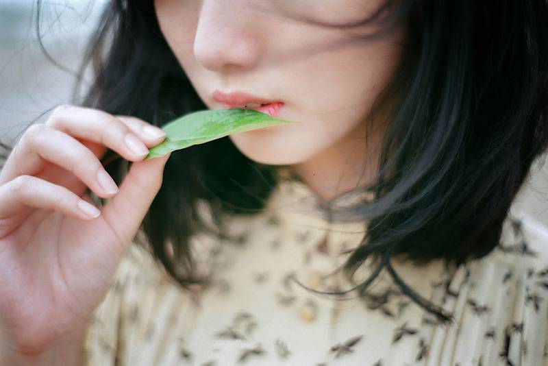 女孩伤感咬叶子图片唯美图片