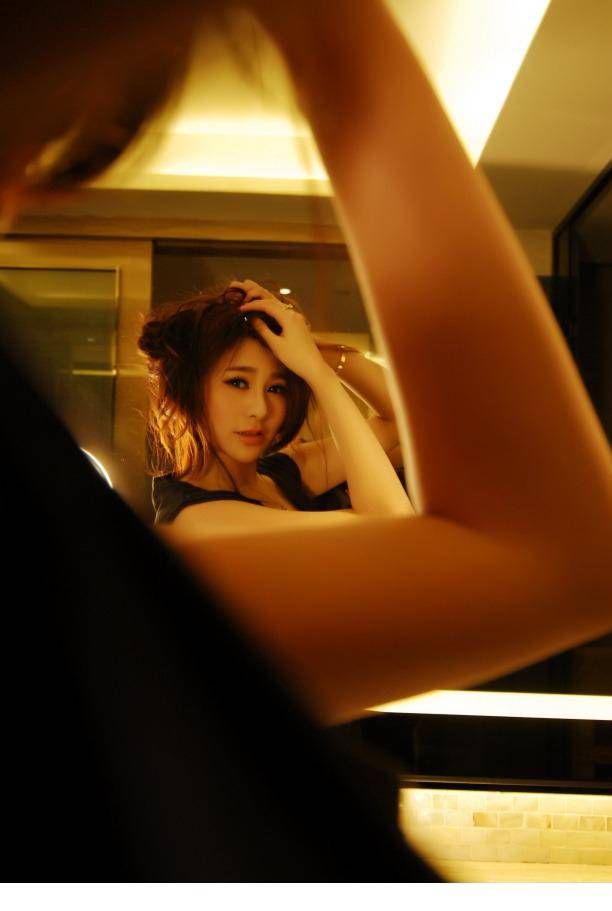 嫩模上演泡泡浴致命诱惑写真