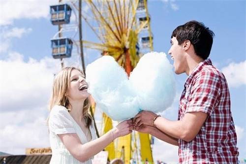 海边情侣甜蜜图片