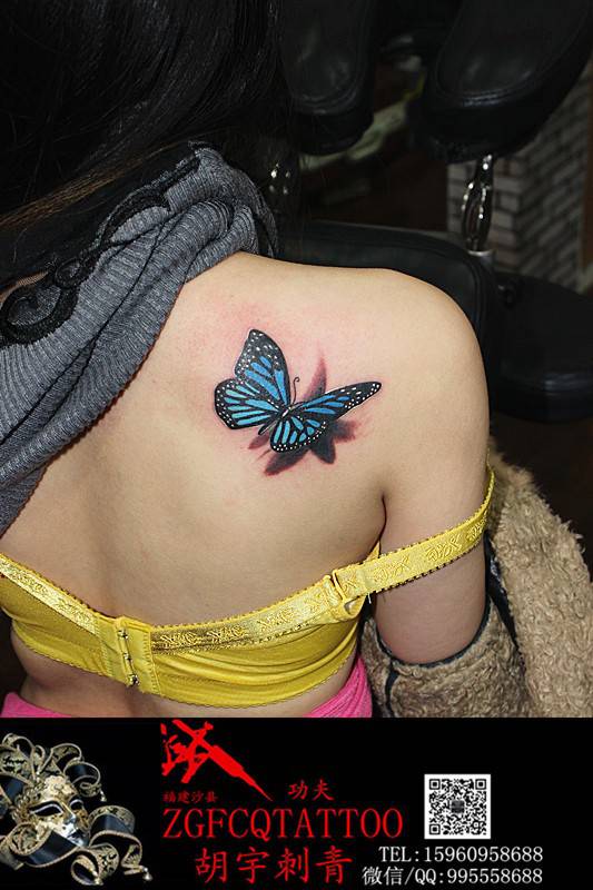 女性肩部蝴蝶3d纹身刺青图案图片