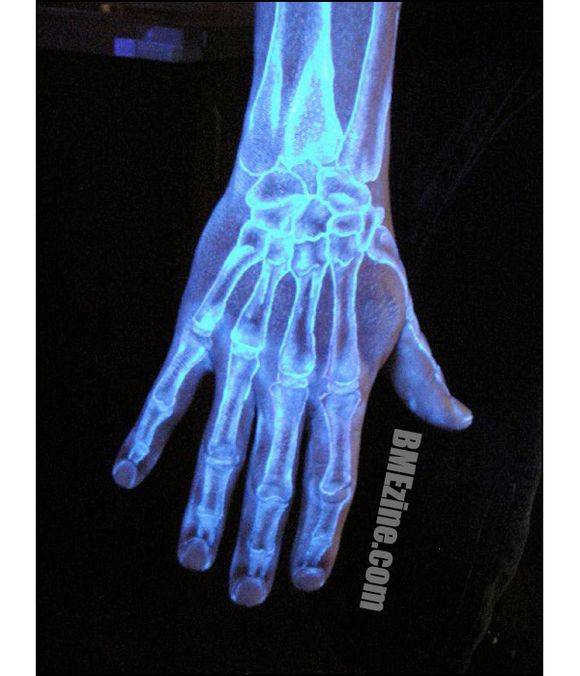 超炫的手臂荧光紫外线隐形纹身