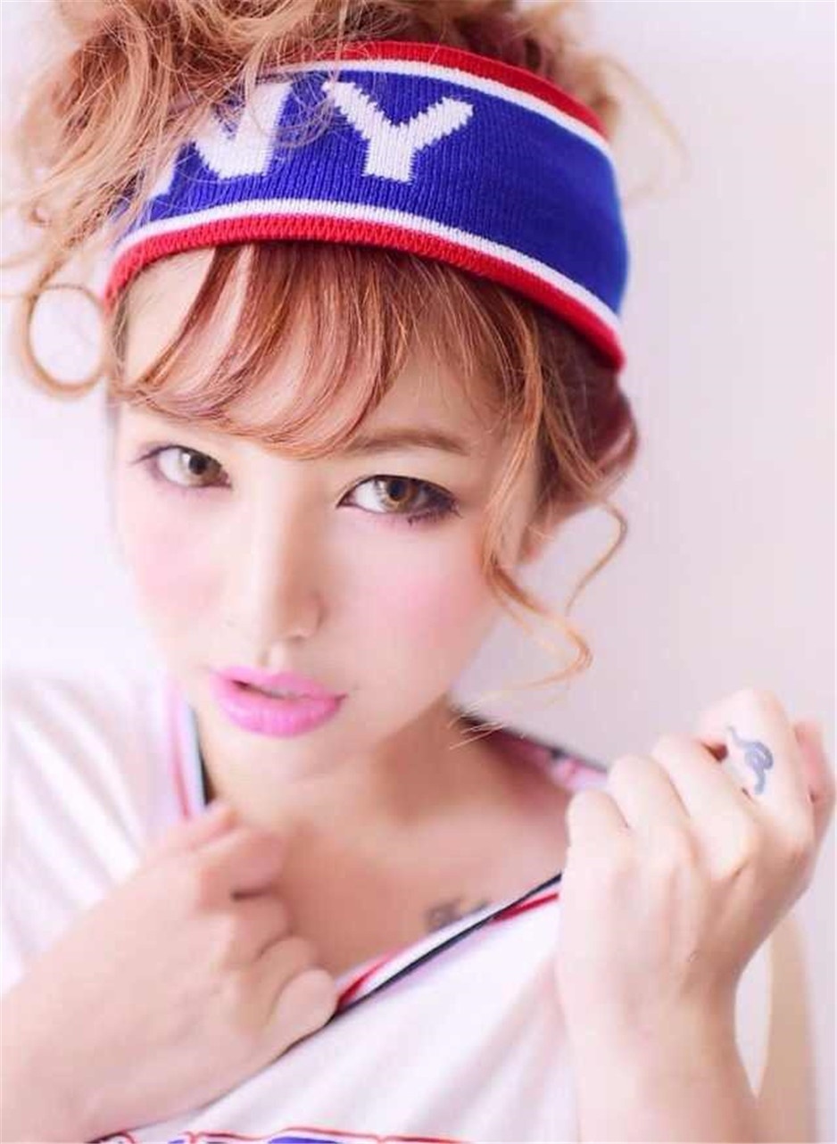 90后美女模特吴清雯近照图片