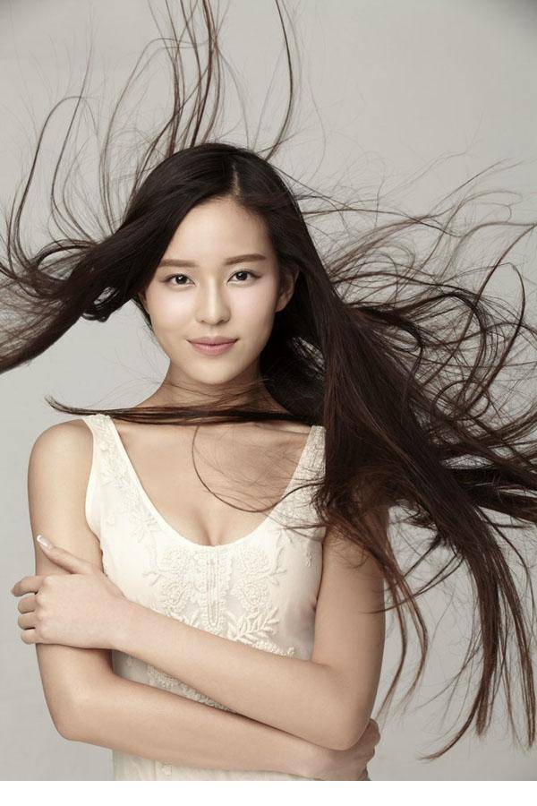 深大甜蜜校花温心飞舞秀发写真照