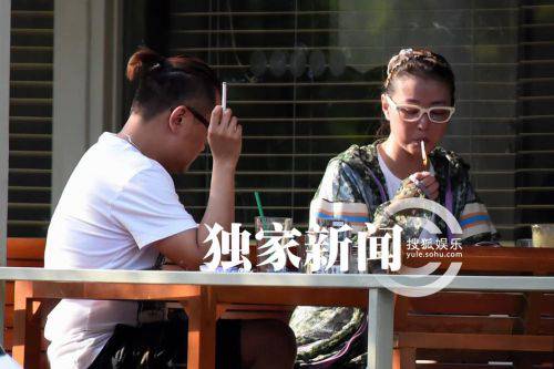 周海媚素颜与友人喝咖啡 烟不离手吞云吐雾(2)