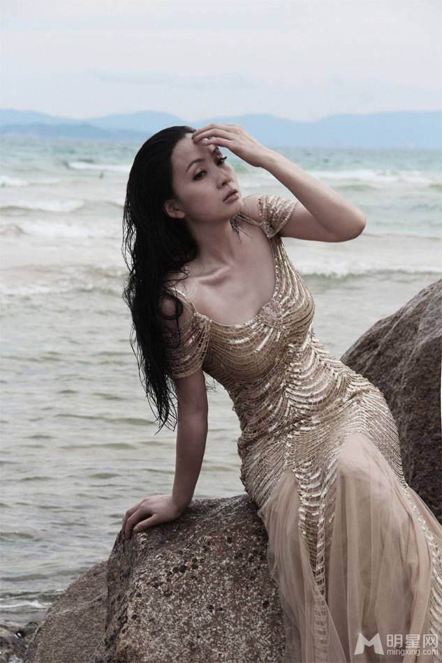 影视女演员小陶虹尽显狂野魅惑海边组图