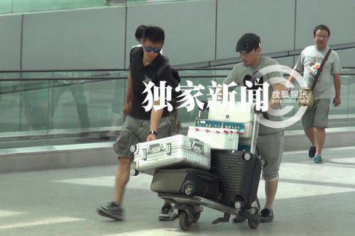 夏雨和家人低调回京 暖男细心帮助理扶行李箱(4)